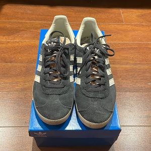 Adidas Gazelle Gray size Ms US 7 W’s 8.5